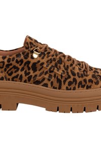 Scarpa in camoscio beige con stampa leopardata, dotata di una spessa suola in gomma color sabbia, presenta occhielli dorati e lacci marroni. Caratterizzata da un design e una forma testurizzati.