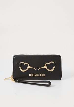 Zwarte leren portemonnee met hartvormige gouden accenten, ritssluiting en polsband. Beschikt over het gegraveerde logo "LOVE MOSCHINO".