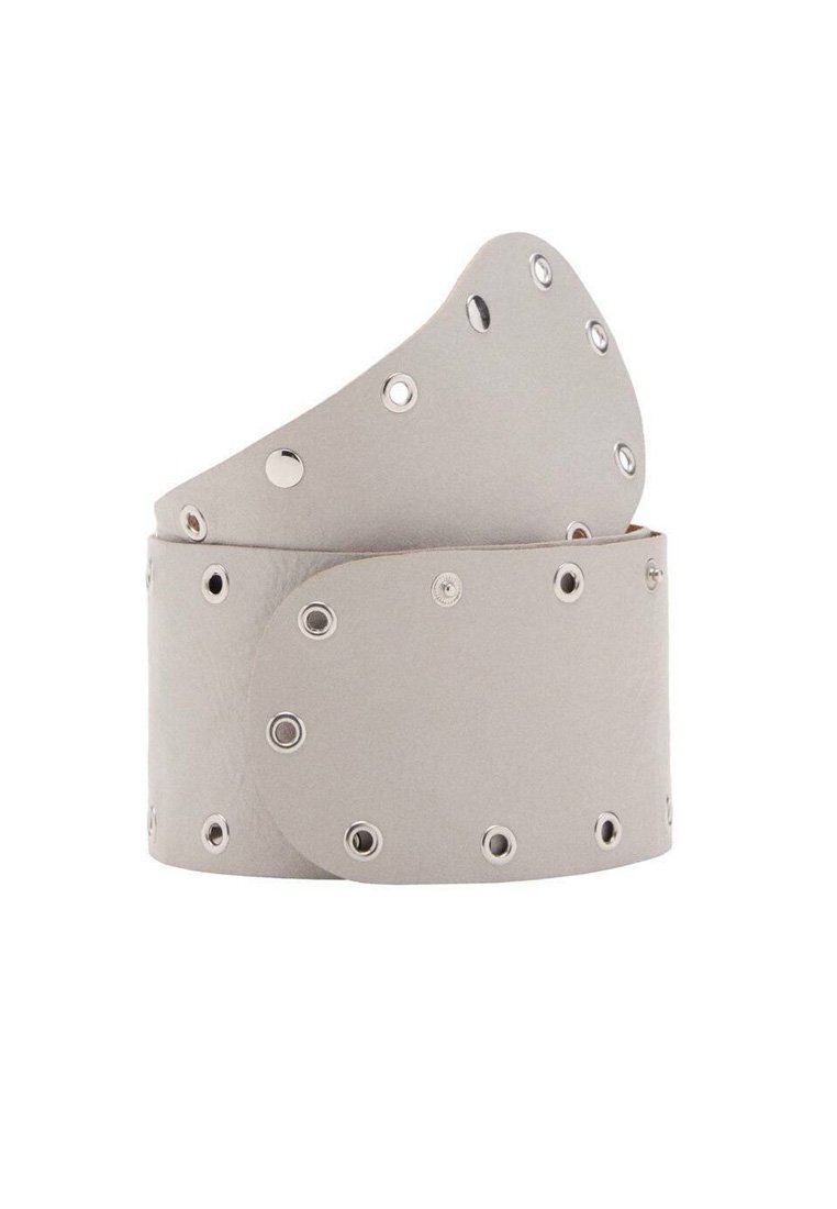 Cinturón de cuero gris con una textura suave, que presenta múltiples ojales plateados a lo largo del borde y un diseño de extremo redondeado para el cierre.