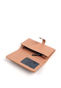 Světle růžová kožená peněženka s kapsou na zip, více sloty na karty a průhledným oknem na osobní doklad. Obsahuje prošívané detaily a zavírání na patent.