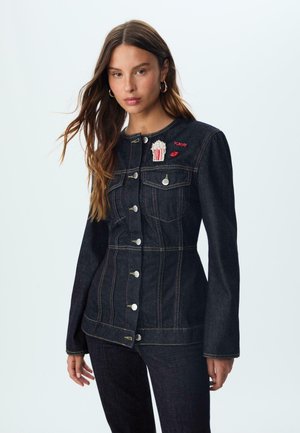 Veste en denim foncé à manches longues, avec des boutons, des poches poitrine et des accents brodés colorés, comprenant du maïs soufflé et des lèvres.