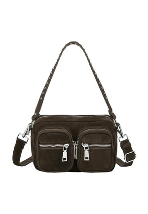 Mørkebrun ruskind crossbody taske med to forlommelommer med lynlås, sølv hardware, justerbar rem og nittet skulderhåndtag.
