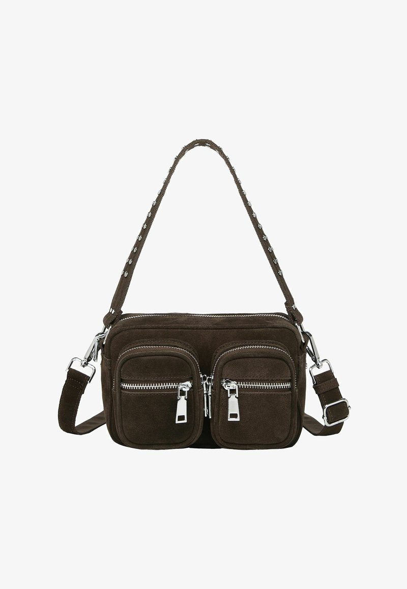 Sac bandoulière en daim marron foncé avec deux poches zippées à l'avant, ferrures argentées, bandoulière réglable et poignée d'épaule cloutée.
