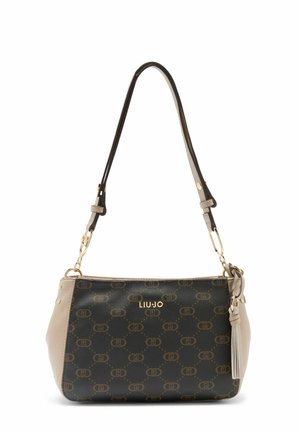 Schwarze und beigefarbene Handtasche aus synthetischem Material, mit einem Logo-Muster, goldenen Beschlägen und einem dekorativen Quastenanhänger.