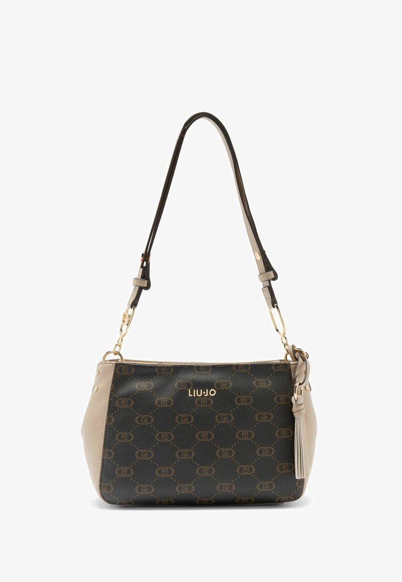 Sort og beige håndtaske lavet af syntetisk materiale, med et logo mønster, gul hardware og en dekorativ frynse.