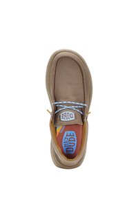 Scarpa slip-on in tessuto marrone con superficie texturizzata, soletta arancione a contrasto, lacci blu e accenti gialli nei passanti e nella cucitura.