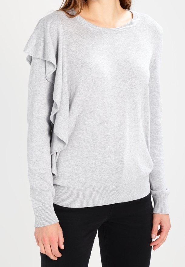 Hellgrauer Langarmpullover mit Rundhalsausschnitt, der Rüschendetails auf der linken Seite sowie gerippte Bündchen und Saum aufweist. Glatte Textur.
