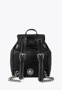 Czarny plecak ze sztucznej skóry z srebrnymi ćwiekami, podwójnymi paskami na ramiona, uchwytem na górze oraz ozdobnym łańcuchem u podstawy. Okrągłe logo z przodu.