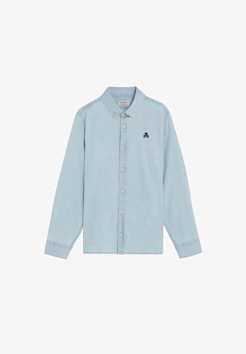 Camisa de manga larga azul claro con botones en la parte delantera, cuello abotonado y pequeño emblema de calavera negra en el lado izquierdo del pecho.