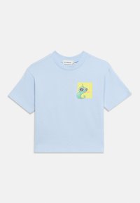 Ανοιχτό μπλε κοντομάνικο t-shirt με μικρό γραφικό πράσινου χαμαιλέοντα που φορά γυαλιά ηλίου πάνω σε κίτρινο τετράγωνο στο στήθος.