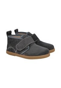 Zapatos de ante gris con una tira de Velcro, con costuras claras contrastantes y suela de goma. Pestañas traseras para facilitar el calzado.