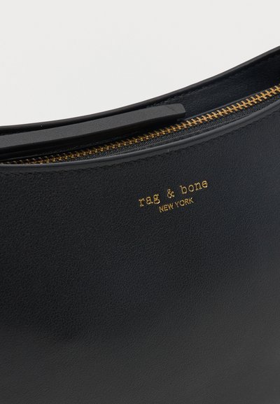 Μαύρη δερμάτινη τσάντα με χρυστό φερμουάρ και χρυσό λογότυπο "rag & bone NEW YORK" χαραγμένο στην επιφάνεια.