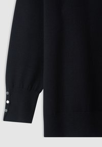 Czarny sweter z dzianiny o luźnym kroju, z teksturowanym korpusem i bufiastymi rękawami z trzema metalowymi guzikami na mankietach.