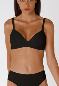 Bikini nero con top a scollatura profonda imbottita e spalline regolabili. Il fondo presenta un taglio classico. Branding minimale sul lato.