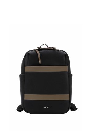 Zaino rettangolare nero con due strisce orizzontali marroni, maniglia superiore, tasche laterali e logo "SURI FREY" al centro in basso.