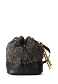 Bolsa de cubo redonda con parte superior de lana gris difusa y base de cuero negro. Presenta un cierre con cordón y acentos de borlas amarillas.