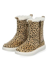 Faux kožešinové kotníkové boty béžové barvy s černými skvrnami, bílým střihem z ovčí vlny a bočními zipy. Mají plochou bílou podrážku a decentní branding.
