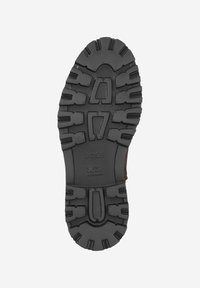 Czarna gumowa podeszwa z głębokim bieżnikiem i fakturowaną powierzchnią. Zawiera wytłoczoną nazwę marki "BOSS" oraz szczegóły modelu.