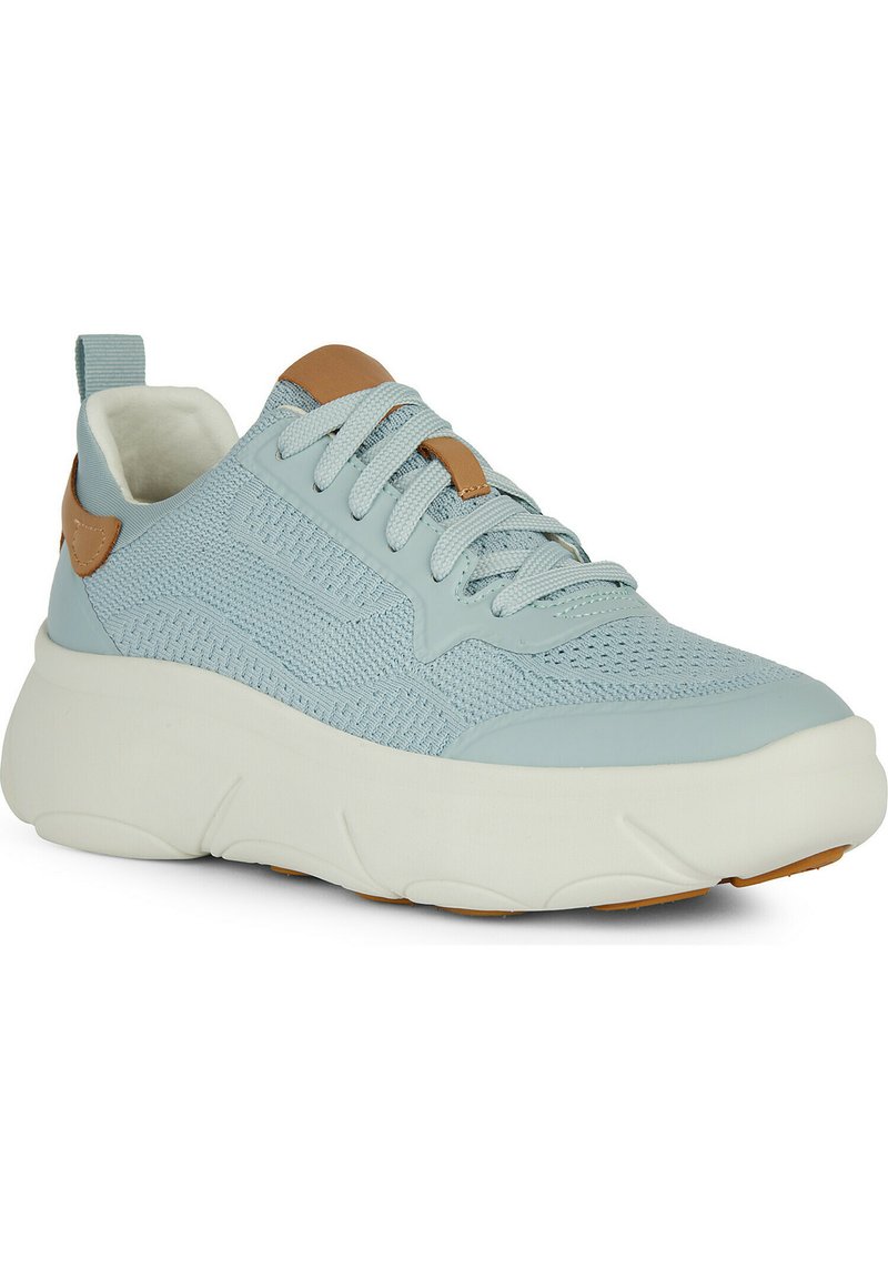 Zapatilla de deporte azul claro hecha de material de punto con un diseño texturizado, puntera redonda, cuello acolchado y suela gruesa blanca. Detalles en cuero color beige.