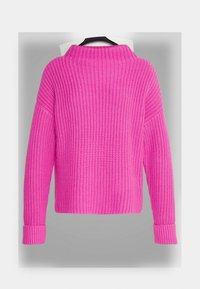 Pull tricot fuchsia avec col montant et manches longues, présentant un motif côtelé texturé et des poignets roulés.