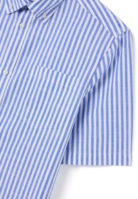 Camisa de botones de manga corta en rayas verticales azul claro y blanco. Cuenta con un bolsillo en el pecho y un diseño de cuello tradicional.