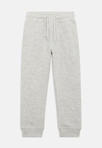 Pantaloni de trening gri dintr-un material moale și texturat, cu un elastic la talie și șnur pentru ajustare, buzunare laterale și tivuri înguste la glezne.