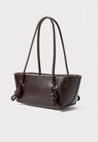Bolso de piel marrón oscuro con largas asas dobles que presentan nudos decorativos, forma rectangular estructurada y acabado suave.
