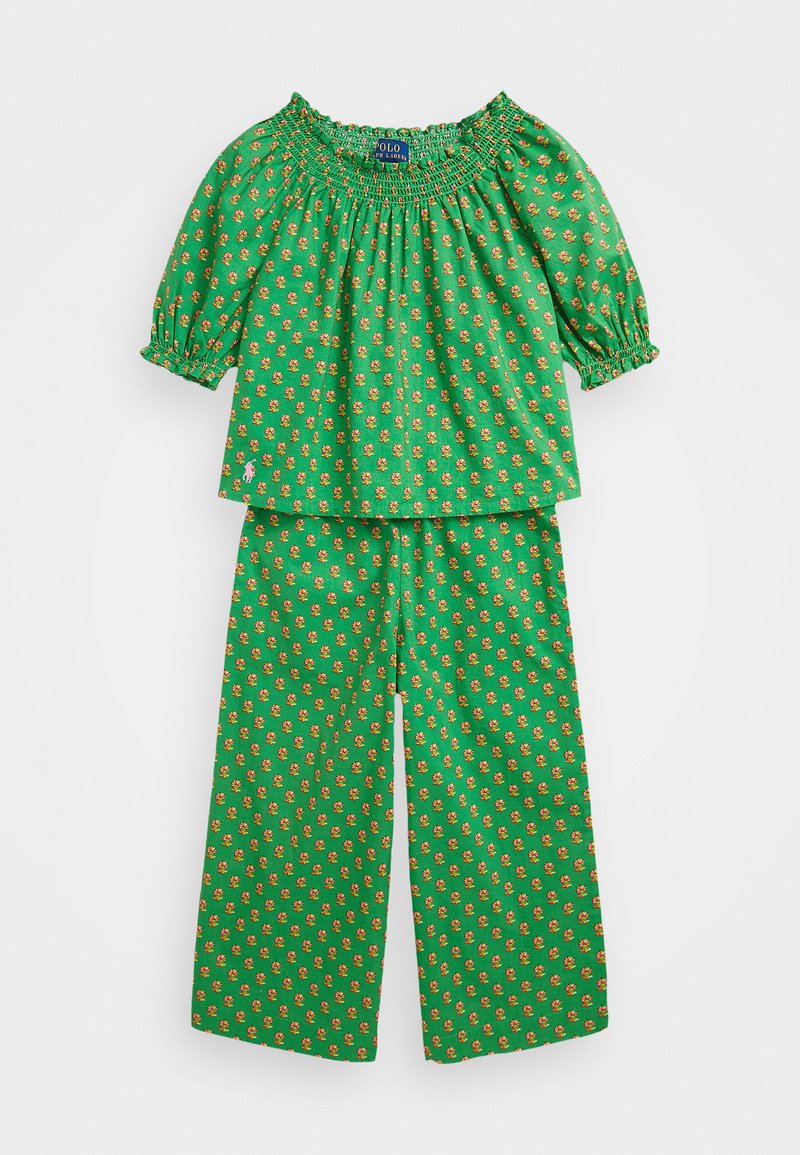 Grön blommigt mönstrad tvådelad set med en smockad off-the-shoulder topp och vida byxor med ett genomgående blommönster.