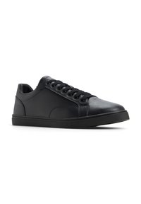 Czarne skórzane sneakersy mają okrągły czubek, gładką fakturę, sześć otworów na sznurowadła oraz gumową podeszwę z teksturowanym bieżnikiem.