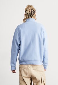 Carhartt WIP HALF ZIP AMERICAN SCRIPT - Sweatshirt - frosted blue
