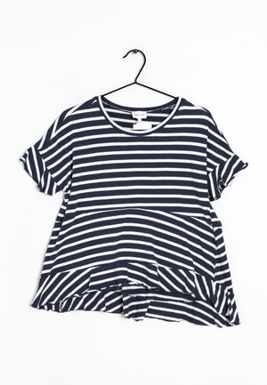 Camiseta a rayas en azul marino y blanco con mangas cortas enrolladas, cuello redondo y un dobladillo ligeramente acampanado. Tejido suave con un diseño casual.