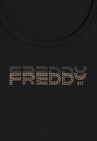 Top sin mangas negro con la palabra "FREDDY" en tachuelas doradas metálicas. Tejido suave con escote redondo y diseño ajustado.