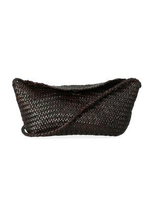 Pochette en cuir tressé marron foncé avec une sangle tressée et une fermeture supérieure pliée, présentée sur fond blanc.