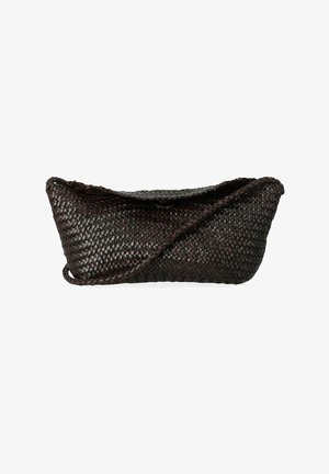 Pochette en cuir tressé marron foncé avec une sangle tressée et une fermeture supérieure pliée, présentée sur fond blanc.