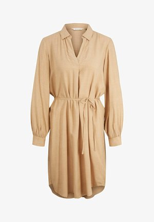 Robe longue beige à manches longues avec col, encolure en V, taille cintrée avec ceinture nouée et poignets boutonnés, en tissu texturé.