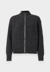 Sweater tricotado cinza escuro com gola alta, fecho de correr na frente e textura canelada, apresentando mangas longas e uma bainha ajustada.