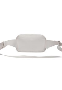 Sac banane en cuir blanc de forme rectangulaire, avec une sangle ajustable et des détails de couture subtils. Texture lisse et design épuré.