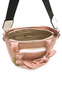 Sac à main en nylon rose avec une poignée nouée, comportant un compartiment principal zippé et une poche intérieure. Sangle noire avec quincaillerie en argent.