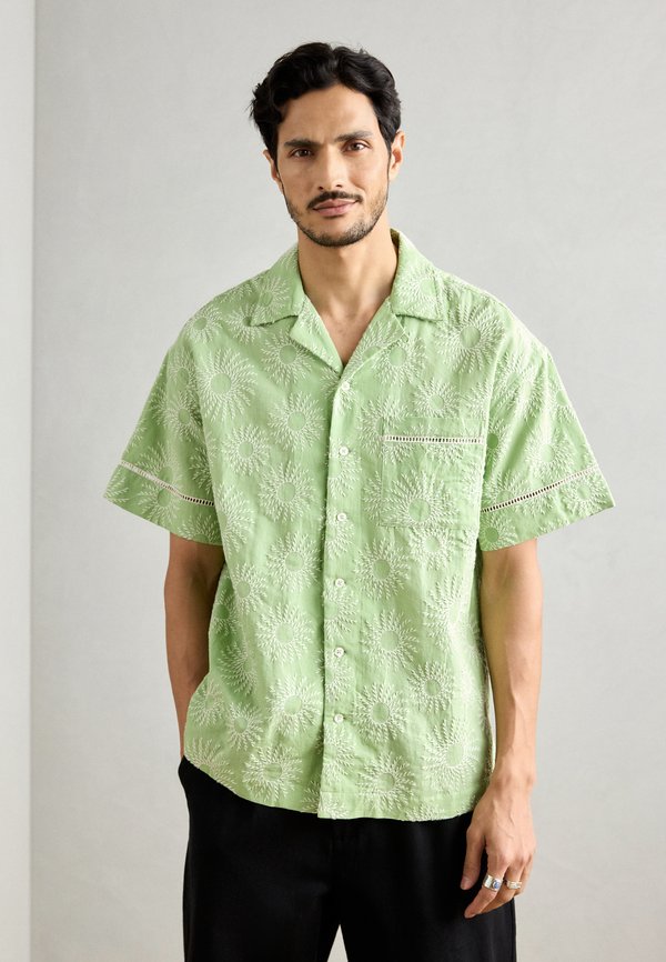 RELAXED FIT - Shirt - pistachio