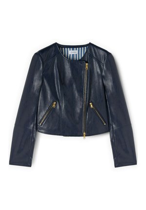 Granatowa skórzana kurtka z asymetrycznym złotym zamkiem z przodu, dwoma skośnymi kieszeniami na zamek oraz niebiesko-białą paskowaną podszewką.