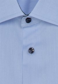 Lichtblauwe button-up shirt met een klassieke kraag, met een enkele donkere knop en een gladde, fijn gestructureerde stof.