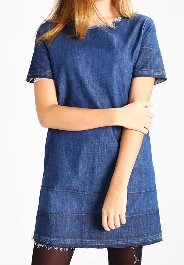Robe en denim bleu foncé avec des manches courtes, encolure et ourlets effilochés, présentant une coupe droite et des détails de couture horizontale.