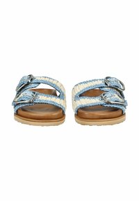 Tkané modro-krémové sandály se dvěma nastavovacími popruhy, stříbrnými sponami a světlou hnědou podrážkou, s plochým designem a texturovanými vlákny.