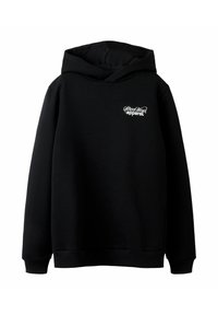 Czarna bluza z kapturem z białym logo "Street Wear apparel" na lewej piersi, mająca długie rękawy oraz ściągacze przy rękawach i u dołu.