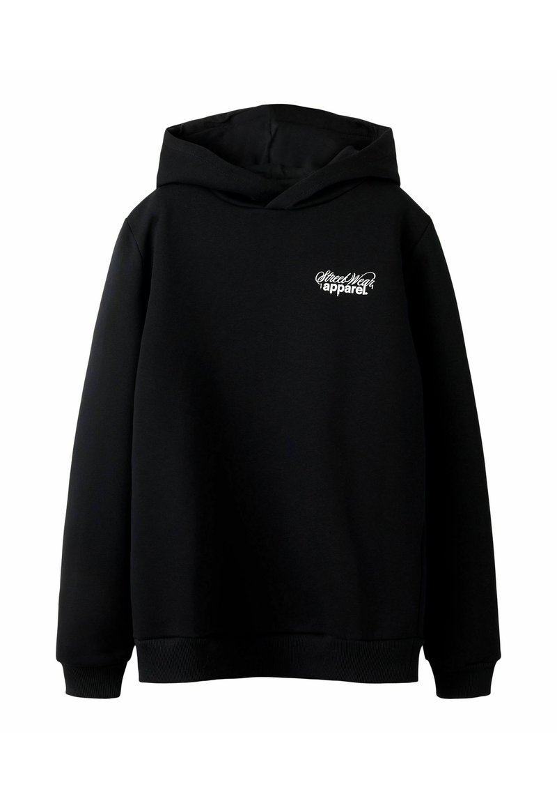 Czarna bluza z kapturem z białym logo "Street Wear apparel" na lewej piersi, mająca długie rękawy oraz ściągacze przy rękawach i u dołu.