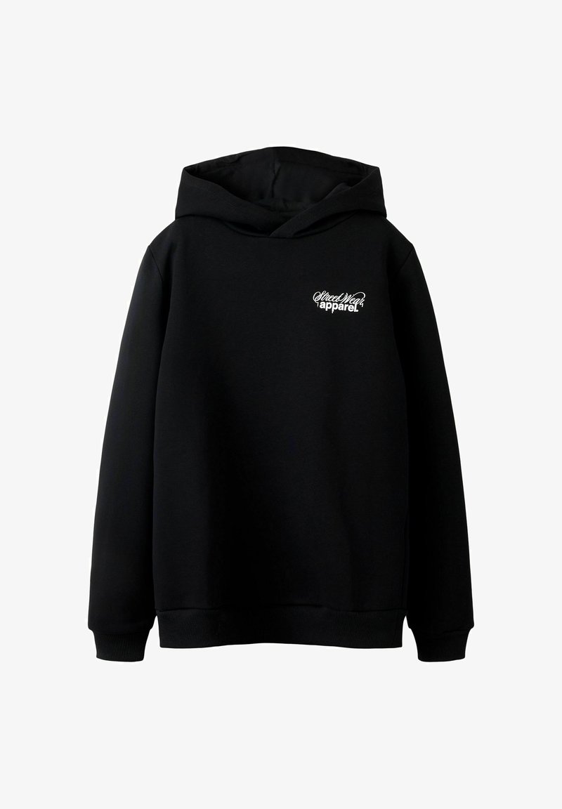 Czarna bluza z kapturem z białym logo "Street Wear apparel" na lewej piersi, mająca długie rękawy oraz ściągacze przy rękawach i u dołu.