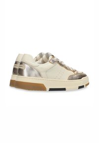 Zapatillas de cuero crema con acentos metálicos, cordones texturizados y una suela de goma duradera. Presenta perforaciones para transpirabilidad y un detalle de branding.