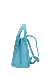 Borsa a mano di pelle azzurro chiaro con una forma triangolare strutturata. Presenta due manici corti e una tracolla lunga. Finitura testurizzata con dettagli di cucitura.