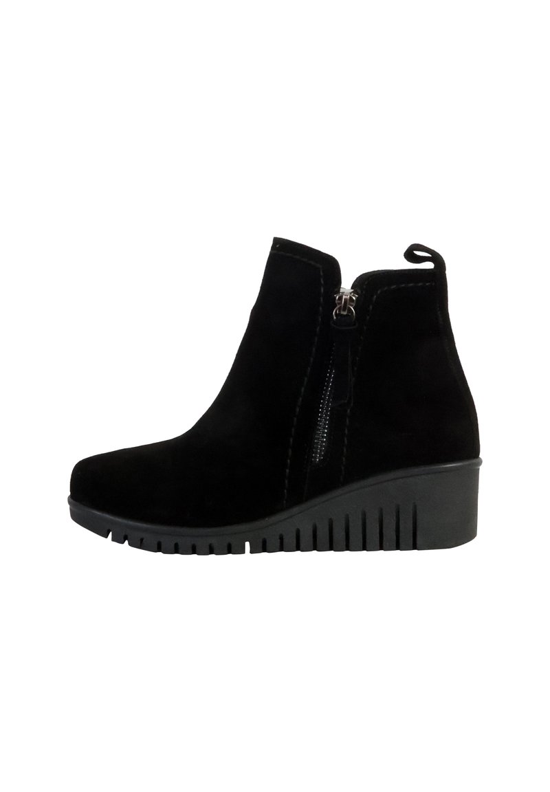 Zwarte nubuck enkellaarzen met een sleehak en een rits aan de zijkant. Beschikt over een gestructureerde zool met groeven voor grip.