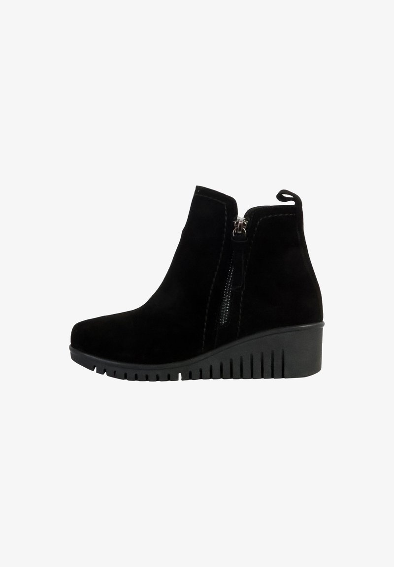 Bottines en suède noir avec un talon compensé et une fermeture éclair latérale. Présente une semelle texturée avec des rainures pour une meilleure adhérence.